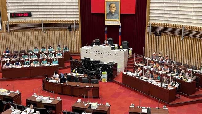 国民党高市议员陈丽娜在议会询问在场4位政务官是否认同「政务官应下台负责」，但在场无人举手。（柯宗纬摄）