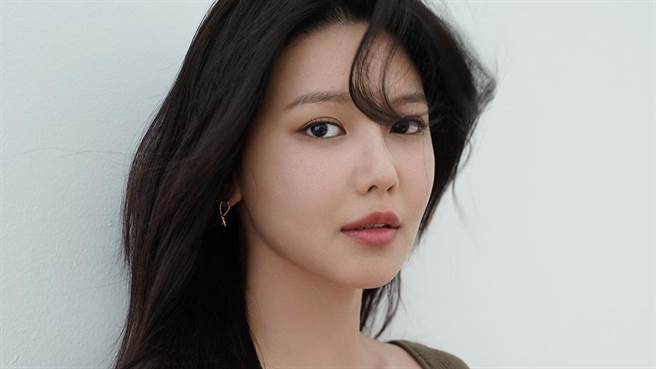 秀英即將在11月舉行粉絲見面會，近日在IG上公開側拍照大秀好身材。（圖／IG@sooyoungchoi）