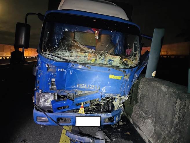 国3南下屏东端2小货车超载追撞，7人受伤有人颅内出血。（警方提供／谢佳潾屏东传真）