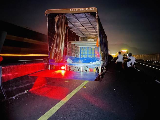 国3南下屏东端2小货车超载追撞，7人受伤有人颅内出血。（警方提供／谢佳潾屏东传真）