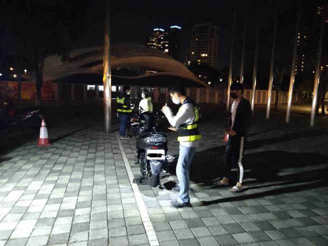 第四分局結合台中市環保局及監理站共同執行「改裝車輛稽查及噪音取締專案勤務」，利用夜間時段主動攔檢取締，現場進行噪音檢測。（警方提供）