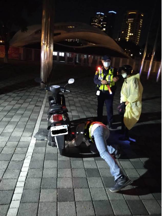 第四分局結合台中市環保局及監理站共同執行「改裝車輛稽查及噪音取締專案勤務」，利用夜間時段主動攔檢取締，現場進行噪音檢測。（警方提供）