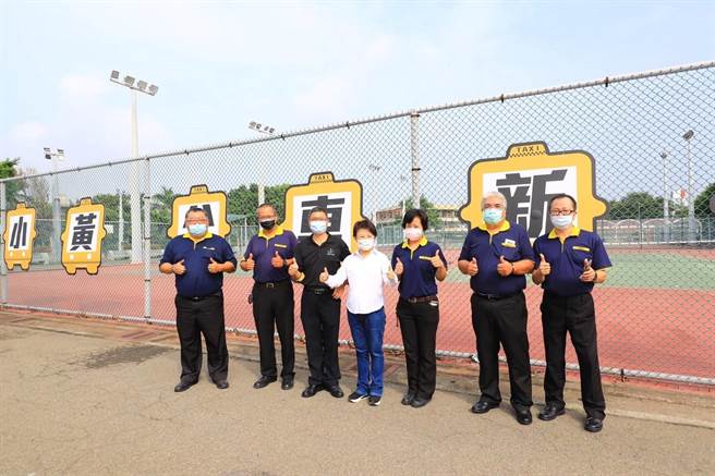 台中市長盧秀燕日前參加小黃公車新增路線記者會，並與運將們合影。（台中市政府提供）