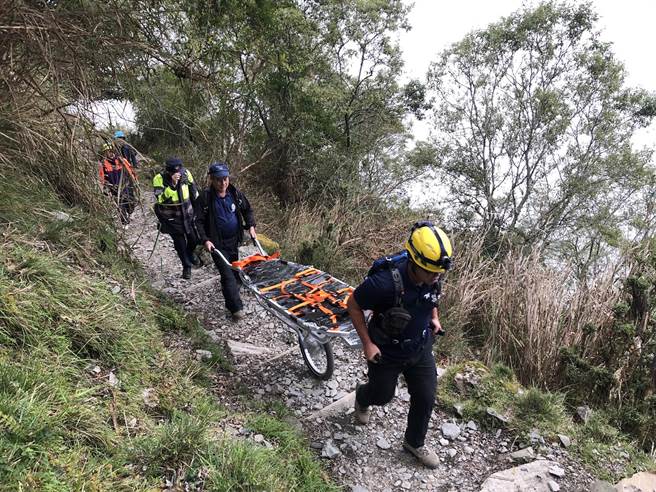 嘉义县消防局出动人力，最后以独轮车担架将登山客救下山。（嘉义县消防局提供／吕妍庭嘉义传真）