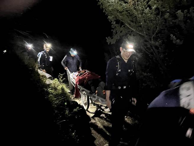 嘉义县消防局出动人力，最后以独轮车担架将登山客救下山。（嘉义县消防局提供／吕妍庭嘉义传真）