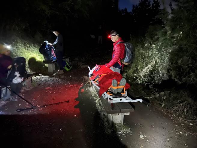 消防局阿里山分队人员出发后，晚间在登山步道3.9K处接触到患者，8点23分将女登山客送至登山口。（嘉义县消防局提供／吕妍庭嘉义传真）