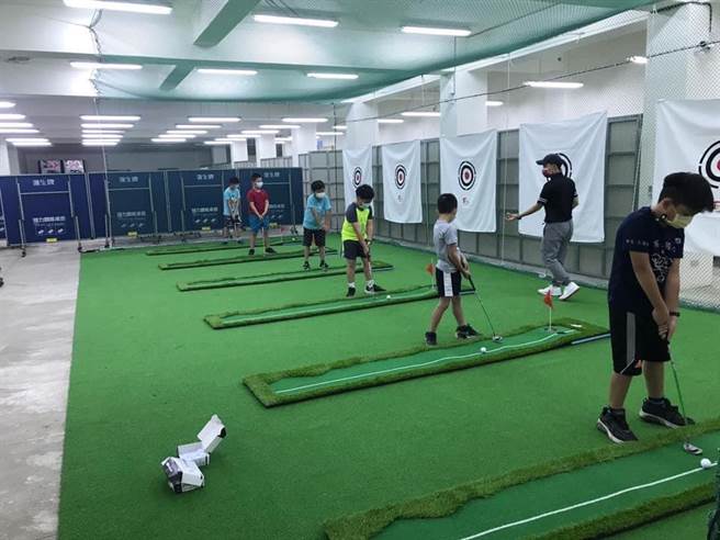新北市萬里國小向永和店仔街福德宮申請「土地公圓夢計畫」，由店仔街福德宮補助外聘教練車馬費3萬元，讓高爾夫球社團終於可以順利成軍。（萬里國小提供）