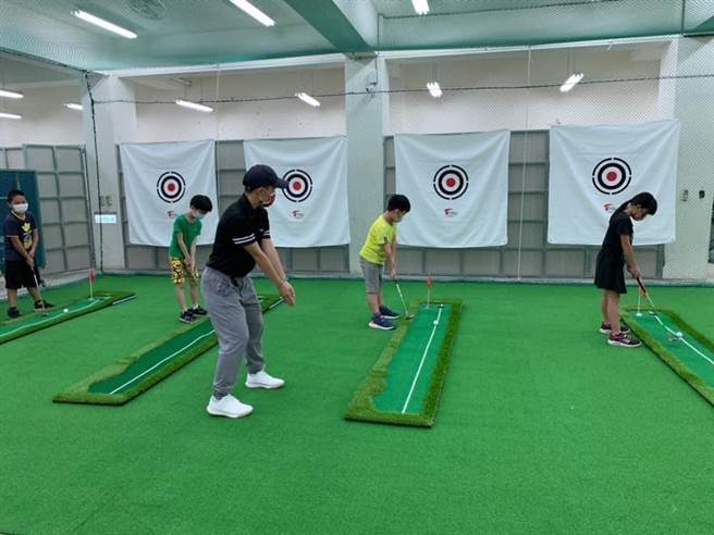 新北市萬里國小向永和店仔街福德宮申請「土地公圓夢計畫」，由店仔街福德宮補助外聘教練車馬費3萬元，讓高爾夫球社團終於可以順利成軍。（萬里國小提供）