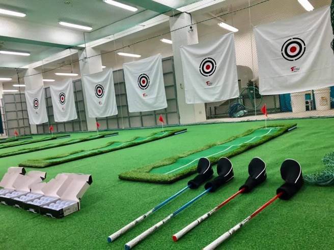 新北市萬里國小向永和店仔街福德宮申請「土地公圓夢計畫」，由店仔街福德宮補助外聘教練車馬費3萬元，讓高爾夫球社團終於可以順利成軍。（萬里國小提供）