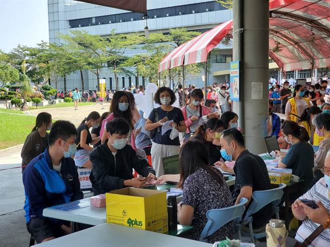 云林县府推县内消费回馈现金10％活动，出乎县府意料之外，2500万元额度回馈金3天内就被兑换一空。（资料照片／周丽兰摄）