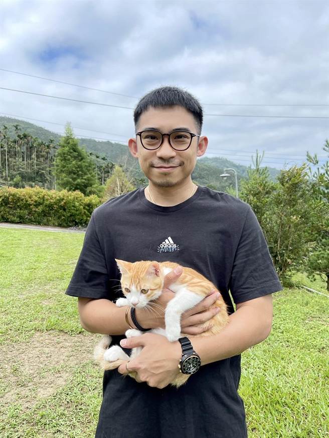 高雄宠物天堂总监杨鸿凯与猫咪合影。（翻摄照片／林瑞益高雄传真）