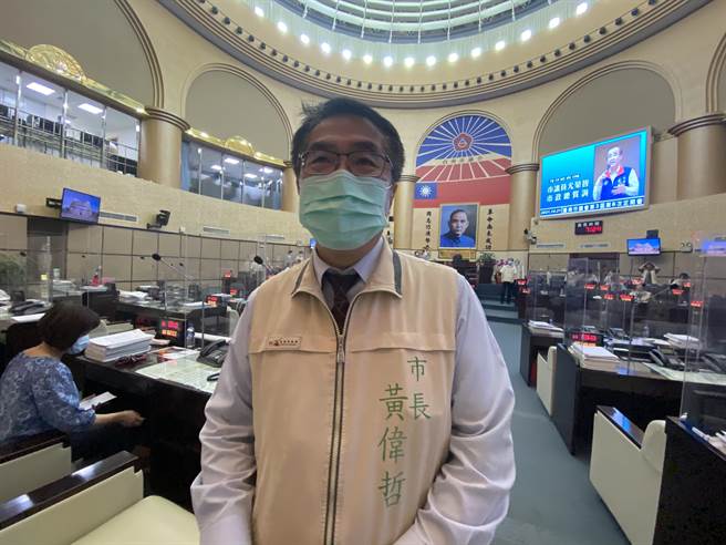 台南市長黃偉哲說，接下來將推出夜市券、市場券。（曹婷婷攝）