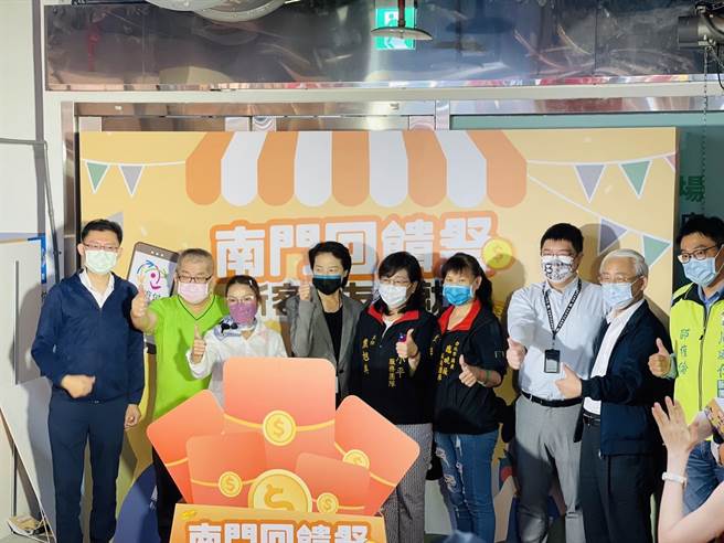北市南門市場歡慶搬遷中繼位址滿2周年，與悠遊卡公司合作推出消費滿額回饋活動，21日舉辦記者會，現場貴賓雲集，共襄盛舉。（張穎齊攝）