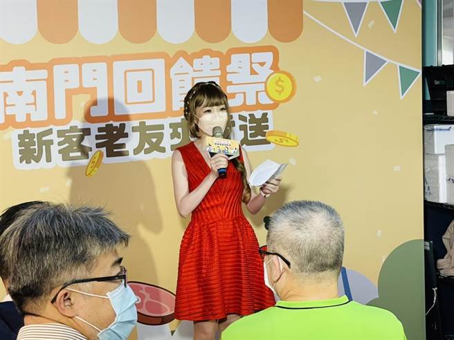 北市南門市場與悠遊卡公司合作推出消費滿額回饋活動，21日舉辦記者會，現場活動由外型甜美的主持人小安（黃以安）再度擔綱主持。（張穎齊攝）