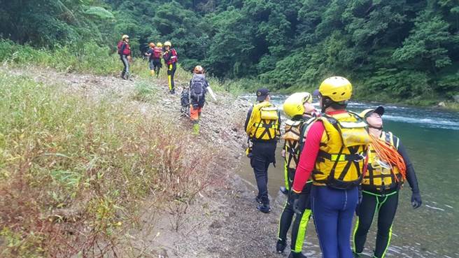 新北消防局动员414人、6只搜救犬及18艇，包含消防、义消、民间救难团体等专业人员，搜索区域从双溪梳子坝至坪林虎寮潭，针对13个搜索区段，盘点32处重点搜救水域。(新北市消防局提供0