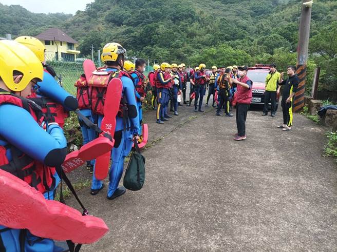 动员414人、6只搜救犬及18艇，包含消防、义消、民间救难团体等专业人员，搜索区域从双溪梳子坝至坪林虎寮潭，针对13个搜索区段，盘点32处重点搜救水域(含河道弯折处与缓流区)。