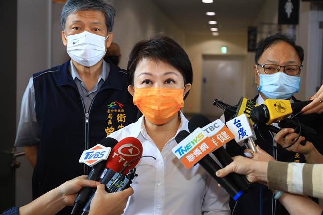 盧秀燕說，市府針對55-64歲中受影響約3604人，將造冊安排至快打站施打，昨晚已請里鄰長發放通知單，請民眾依照時間和地點施打，全力維護民眾權益。（陳世宗攝）