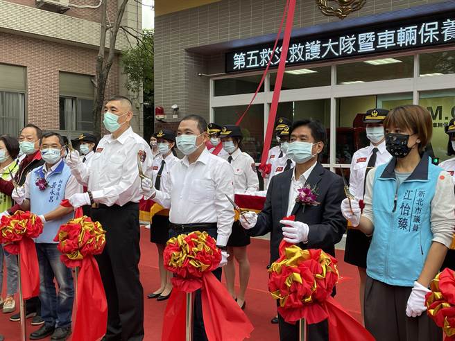 新北市消防局在三峡区新建第五救灾救护大队车辆保养中心，负责辖内所有消防车辆检修作业，另外也在厅舍内打造全台首座自设SCBA（空气呼吸器）检测维护室，针对消防员2000多套装备进行清洁、维护。（蔡雯如摄）