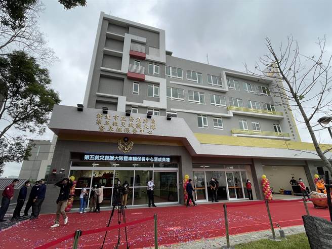 新北市消防局在三峡区新建第五救灾救护大队车辆保养中心，负责辖内所有消防车辆检修作业，另外也在厅舍内打造全台首座自设SCBA（空气呼吸器）检测维护室，针对消防员2000多套装备进行清洁、维护。（蔡雯如摄）