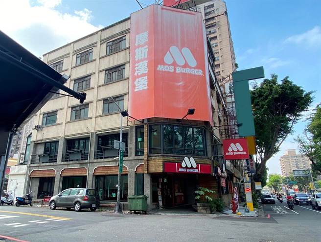 摩斯汉堡价格不便宜是怎么在台湾生存的呢?有网友点出「餐点好吃」跟「红茶好喝」是关键原因。（报系资料照)