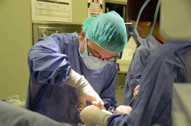 台北慈济医院医师张健辉手术。（示意图，台北慈济医院提供）