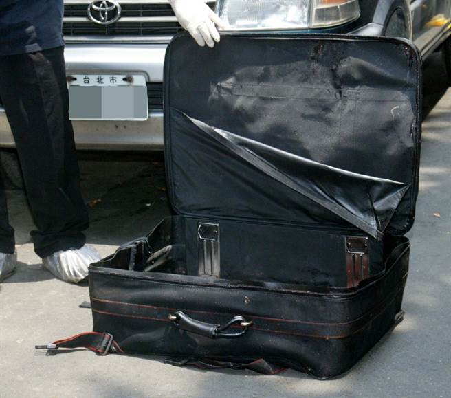 2003年张人堡用来弃尸的黑色旅行箱。（中时资料照／沈明杰摄）