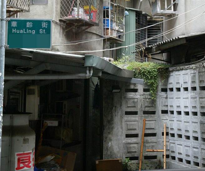 2003年间，张人堡以旅行箱将装箱弃尸，市警局鑑识中心人员勘查现场。（中时资料照／沈明杰摄）