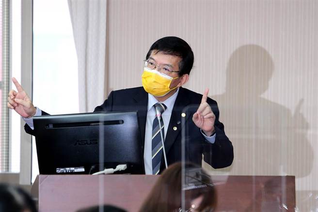 交通部长王国材赴立院进行高铁宜兰站进度专案报告。（黄世麒摄）
