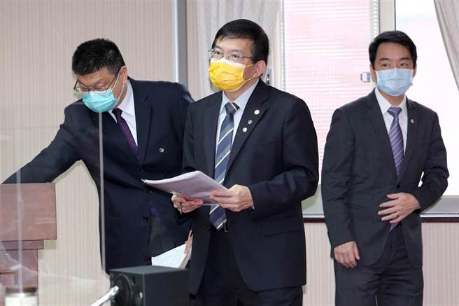 交通部长王国材（中）赴立院进行高铁宜兰站进度专案报告。右为铁道局长伍胜园，左为台铁局长杜微。（黄世麒摄）
