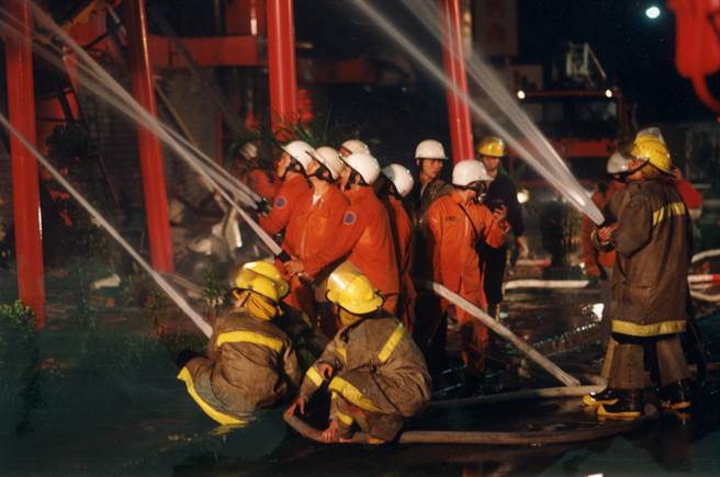 1993年论情西餐厅大火，消防队全力灌救。（中时资料照）