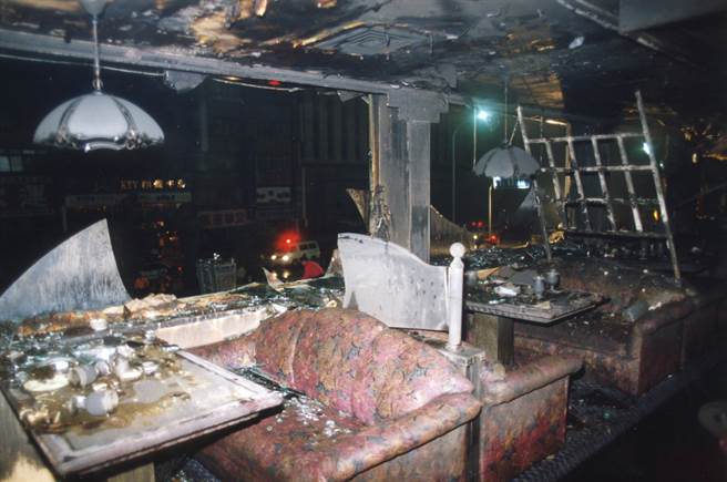 1993年间论情西餐厅大火，原本充满浪漫情调的西餐厅，瞬间被火吞噬，宛如人间炼狱。（中时资料照）