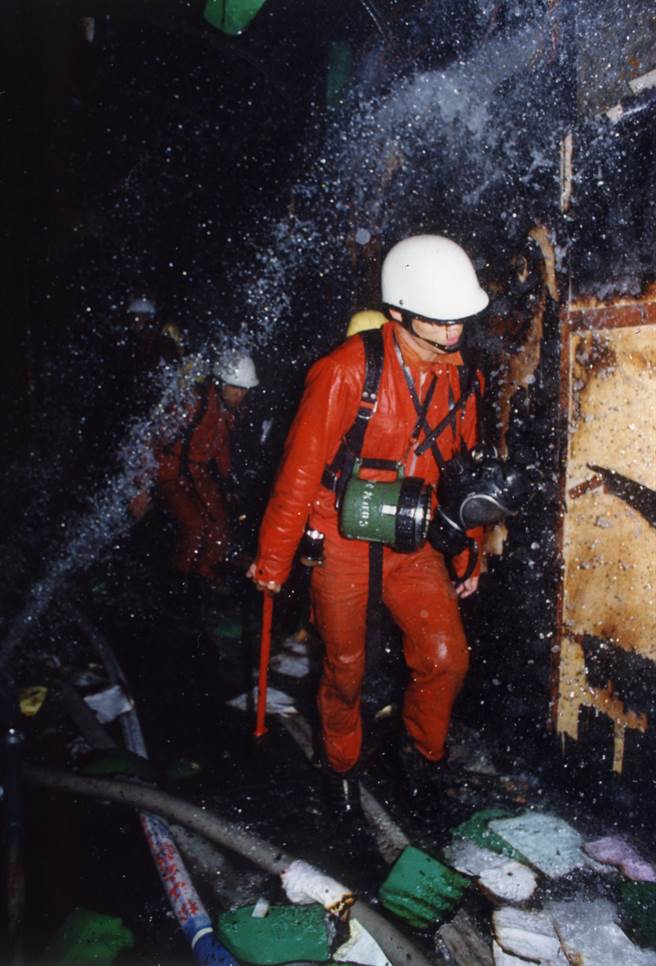 论情西餐厅大火不仅被烧毁，连骑楼下的机车也被波及，消防人员冒着寒冷的天候，在消防水柱浇洒下，进入火场抢救。（中时资料照／吴方明摄）