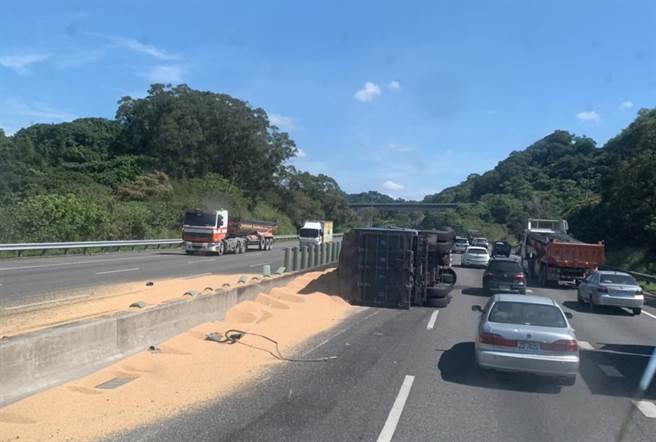 国道10燕巢段大货车翻覆大塞车，黄豆洒满车道驾驶送医。(翻摄记者爆料网)