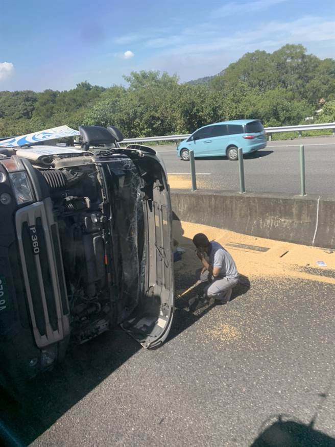 国道10燕巢段大货车翻覆大塞车，黄豆洒满车道驾驶送医。(翻摄记者爆料网)