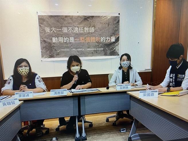 人本教育基金會今天召開記者會，指苗栗某國小楊姓老師長期辱罵學生，但教育體制卻在維護加害者。（林志成攝）