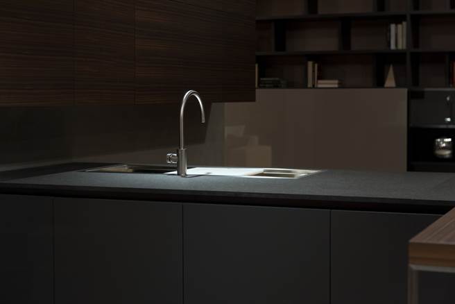 警方在厨房流理台上惊见摆放整齐的女性双乳以及乳头。（示意图／Shutterstock）