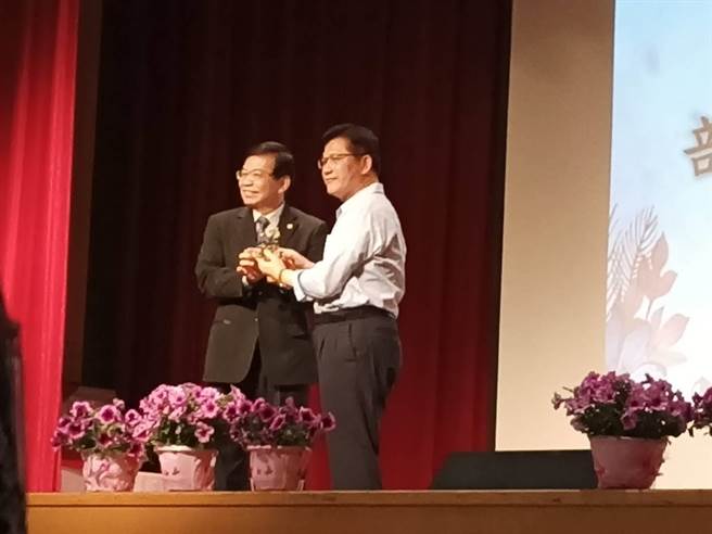 今年4月19日交通部長王國材(左)出席前交通部長林佳龍歡送會(簡立欣攝)