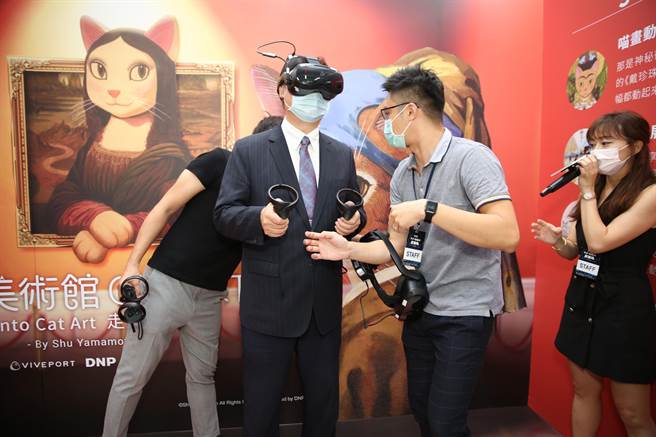 高雄市副市长罗达生体验HTC所打造的全球首创虚拟「CAT ART」艺术展。（宏达电提供）