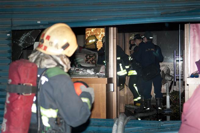 2010年倒数最后4小时，北市金金银楼发生火警，消防人员破门救出受困民眾后入屋内勘查。（中时资料照／陈振堂摄）