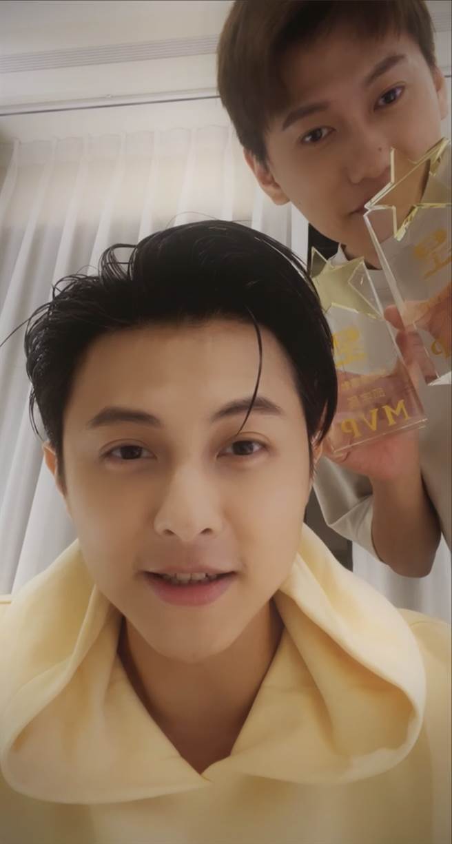 王子(前)昨线上直播带货，弟弟邱宇辰现身。（喜鹊娱乐提供）