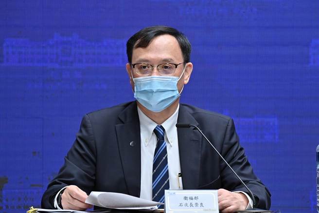 针对边境管制松绑条件，卫福部次长石崇良今于行政院会后记者会表示，必须视国外疫情风险及民眾第二剂疫苗完整接种情况，其中，第二剂疫苗覆盖率一定要超过三成以上。（行政院提供）