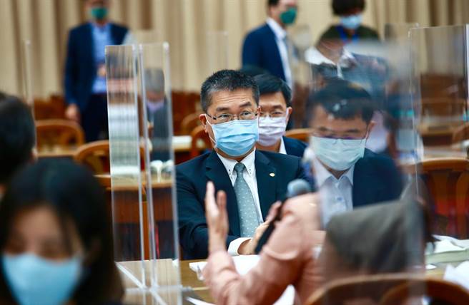 内政部次长陈宗彦日前主持指挥中心例行记者会时表示不知道『大陆』是哪个国家外界有部分解读是「内政部长卡位战」。内政部长徐国勇21日赴立院备询前受访表示「大陆有美洲大陆、非洲大陆，不要问我这个问题，大家心里都知道」，这没什么好评论的。（陈信翰摄）