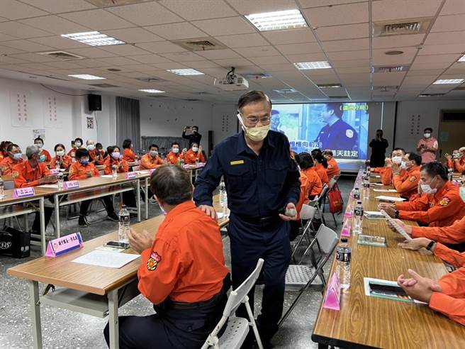 新北市警察局长黄宗仁参与板桥分局义交常训，感谢义交常年协助警察机关。（板桥分局提供）