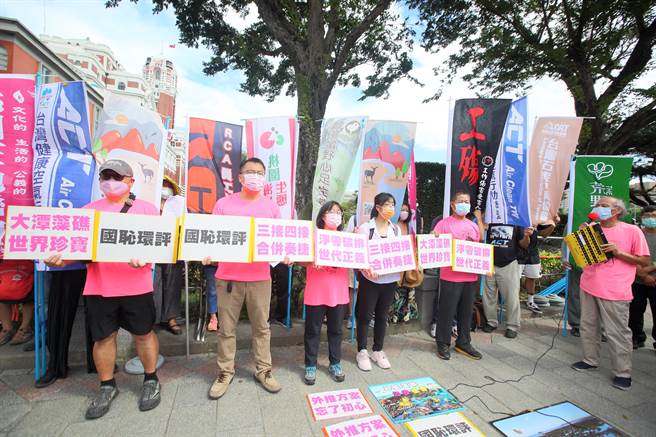 「珍爱藻礁」等4公投案将在12月18日举行。（资料照，张铠乙摄）