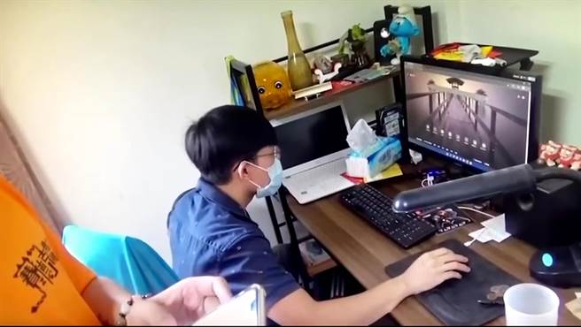 中部打擊犯罪中心針對台中市立法委員第二選區內，搜查疑為選舉賭盤之簽賭網站，檢警當場檢視簽賭站網頁資料。（民眾提供／黃國峰台中傳真）