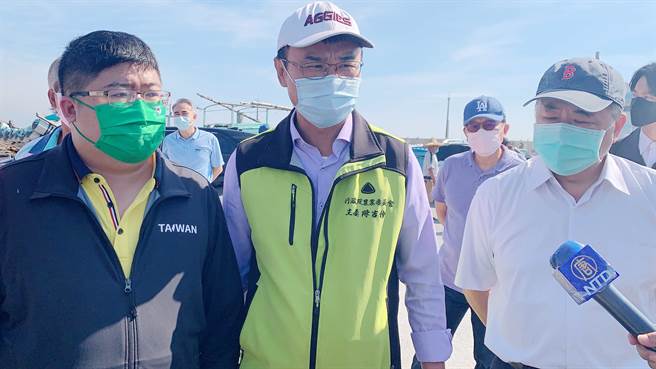 被立委批農委會放任蚊子APP蠶食鯨吞人民納稅錢，今農委會主委陳吉仲（中）反擊，批政治人物不能為了政治操作，用不實資料來批評農委會，「我無法接受」。（呂妍庭攝）