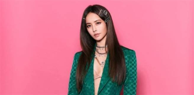 蔡依林参加时尚秀西装外套内搭Bra。（图/蔡依林ig）