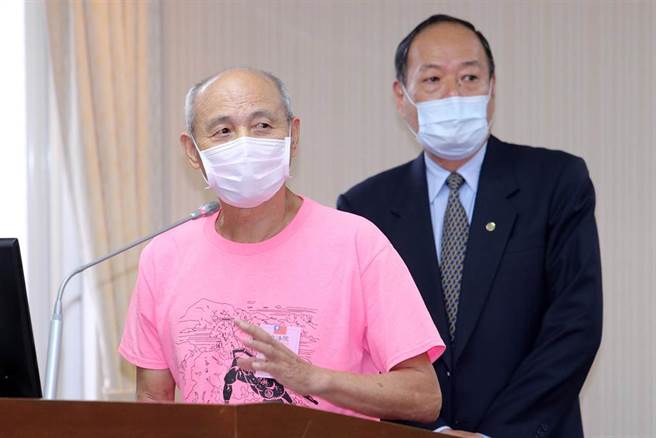 海洋委員會主委李仲威（右）21日赴立法院，就「台灣海洋生態及生物保育與桃園大潭藻礁之海洋生物保護作為」進行專案報告並備質詢，藻礁公投領銜人潘忠政（左）則表示，希望政府能啟動自然地景審議，保護大潭藻礁。（黃世麒攝）
