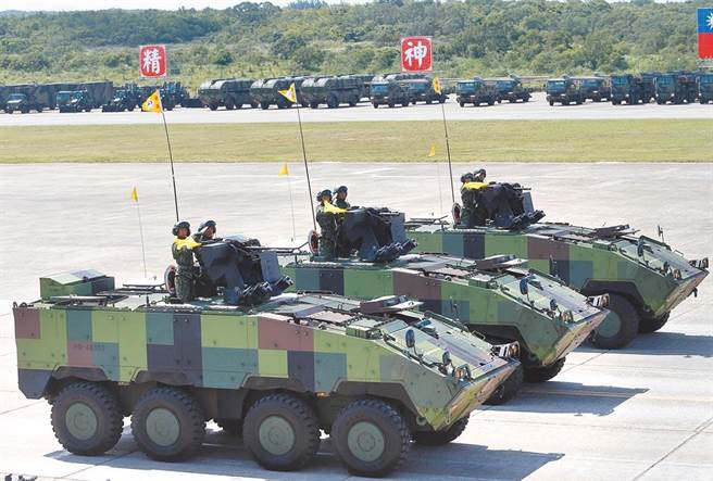 国军云豹八轮甲车动力底盘系统爆发採购弊案，台中地院20日宣判。图为国防部举行纪念抗战70周年国防战力展示预校，国造量产云豹甲车整齐通过阅兵台接受校阅。（本报资料照片）
