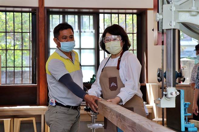 嘉义市长黄敏惠（右）启动木场机具，宣布实验木场启用。（廖素慧摄）